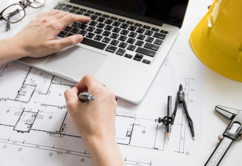 recortar-manos-usando-computadora-portatil-dibujar-borrador_23-2147831931